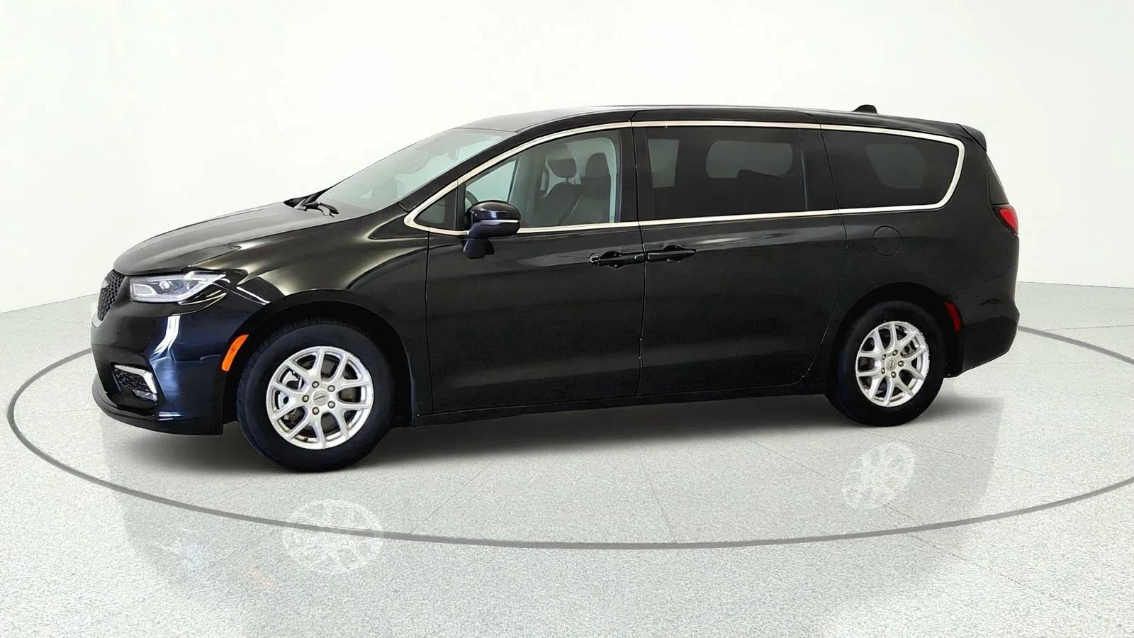 Used 2023 Chrysler Pacifica Touring-L FWD image 3