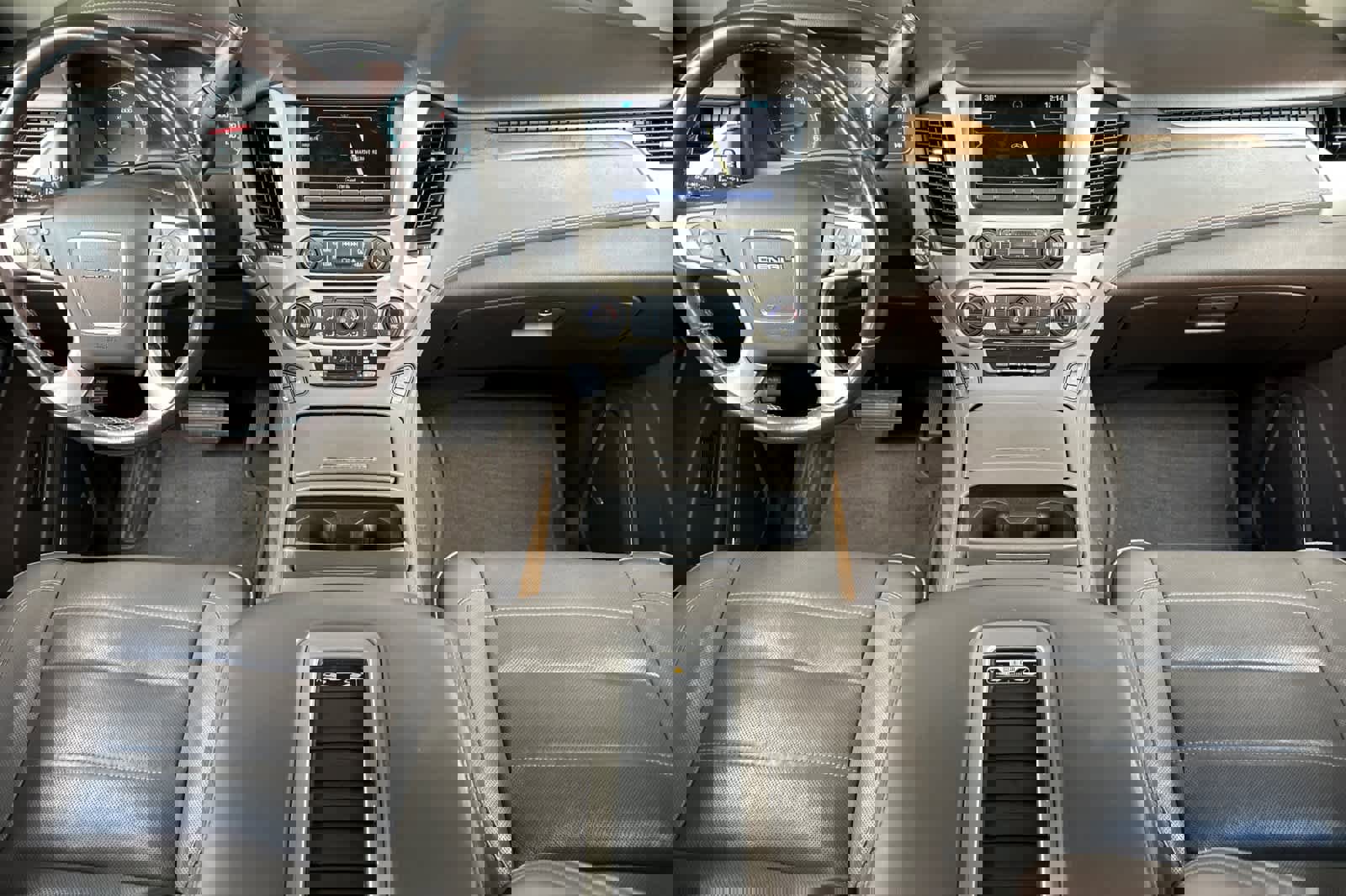 Used 2020 GMC Yukon Denali w/ Open Road Package image 3