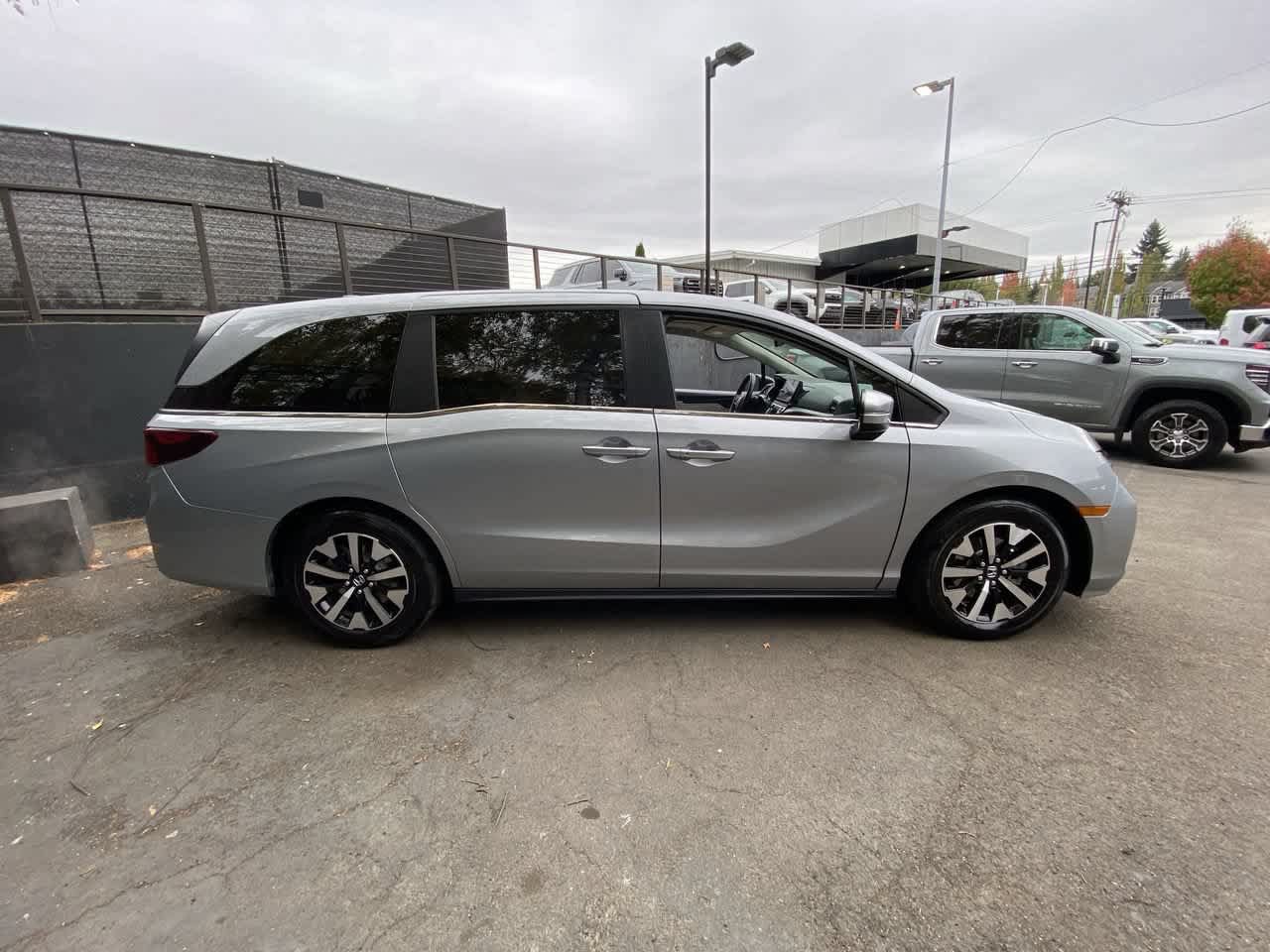 Used 2025 Honda Odyssey EX-L image 7
