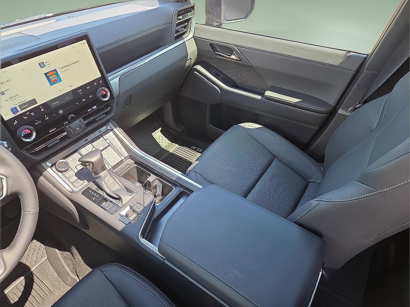 Used 2025 Lexus GX 550 w/ Accessory Package (2T) AWD/4WD image 12