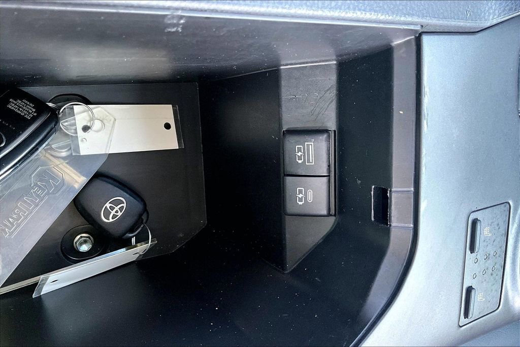 Used 2022 Toyota Camry XSE FWD image 16