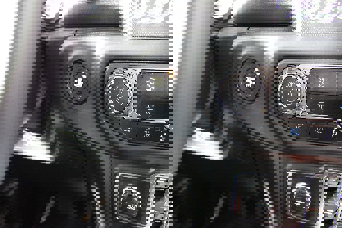 Used 2023 Jeep Wrangler Sahara AWD/4WD image 16