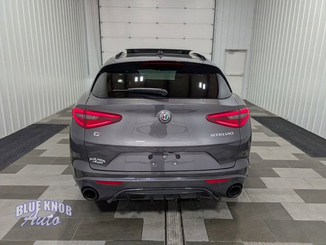 Used 2023 Alfa Romeo Stelvio Veloce image 3