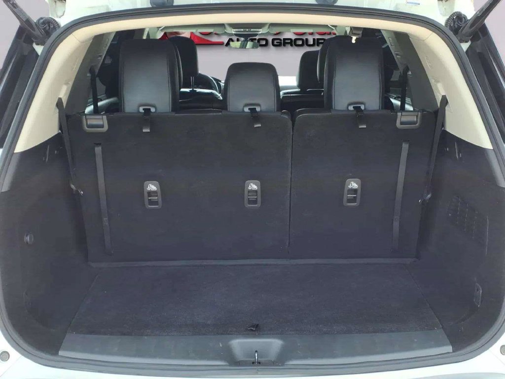 Used 2024 Nissan Pathfinder Platinum w/ Black Appearance Package FWD image 29