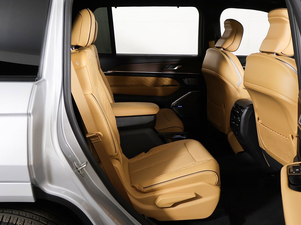 Used 2024 Jeep Grand Cherokee L Summit w/ Advanced Protech Group IV image 39