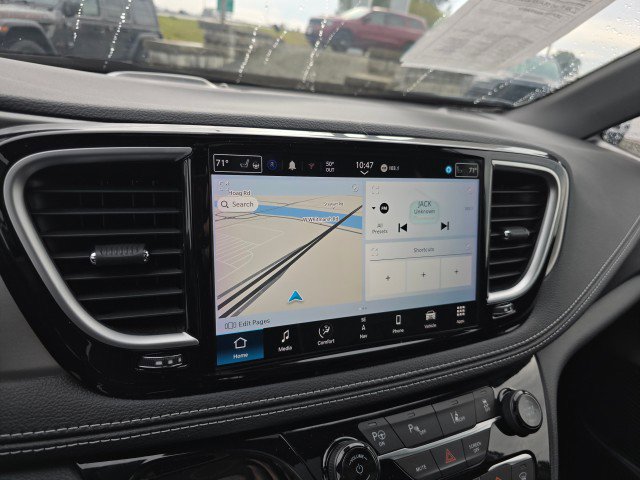 Used 2023 Chrysler Pacifica Limited w/ Uconnect Theater Family Group image 37