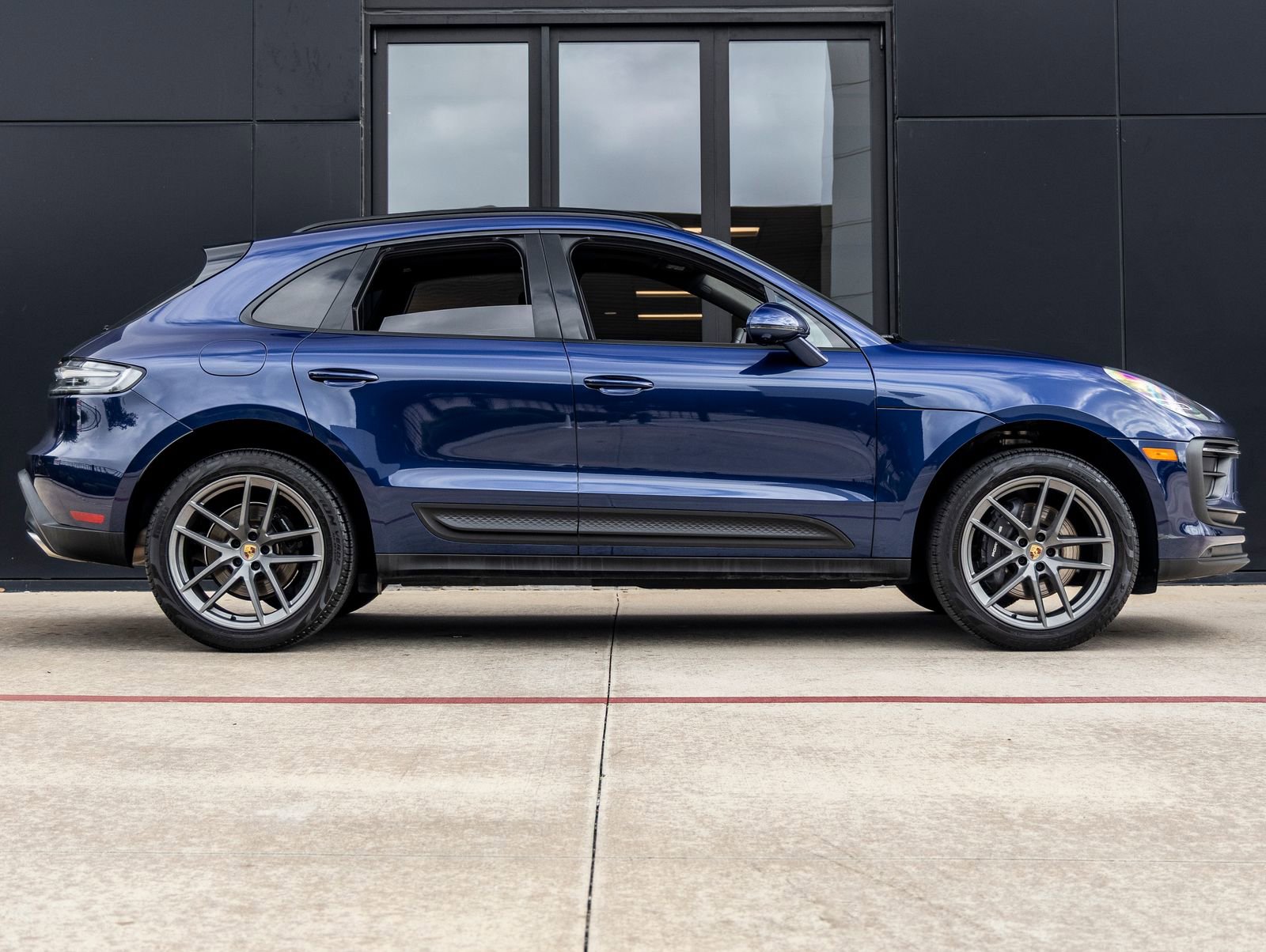 Certified 2025 Porsche Macan image 12