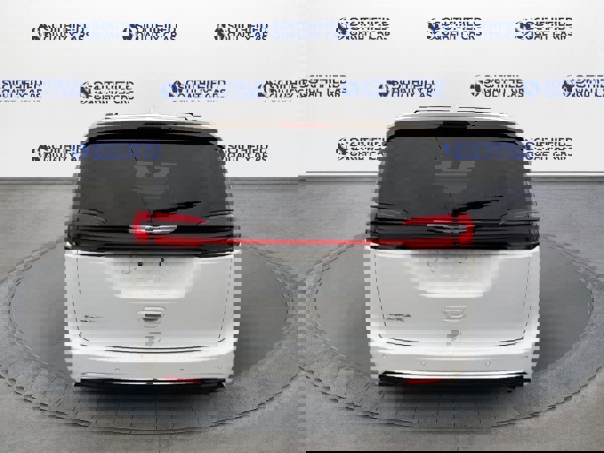 Used 2021 Chrysler Pacifica Touring-L image 5