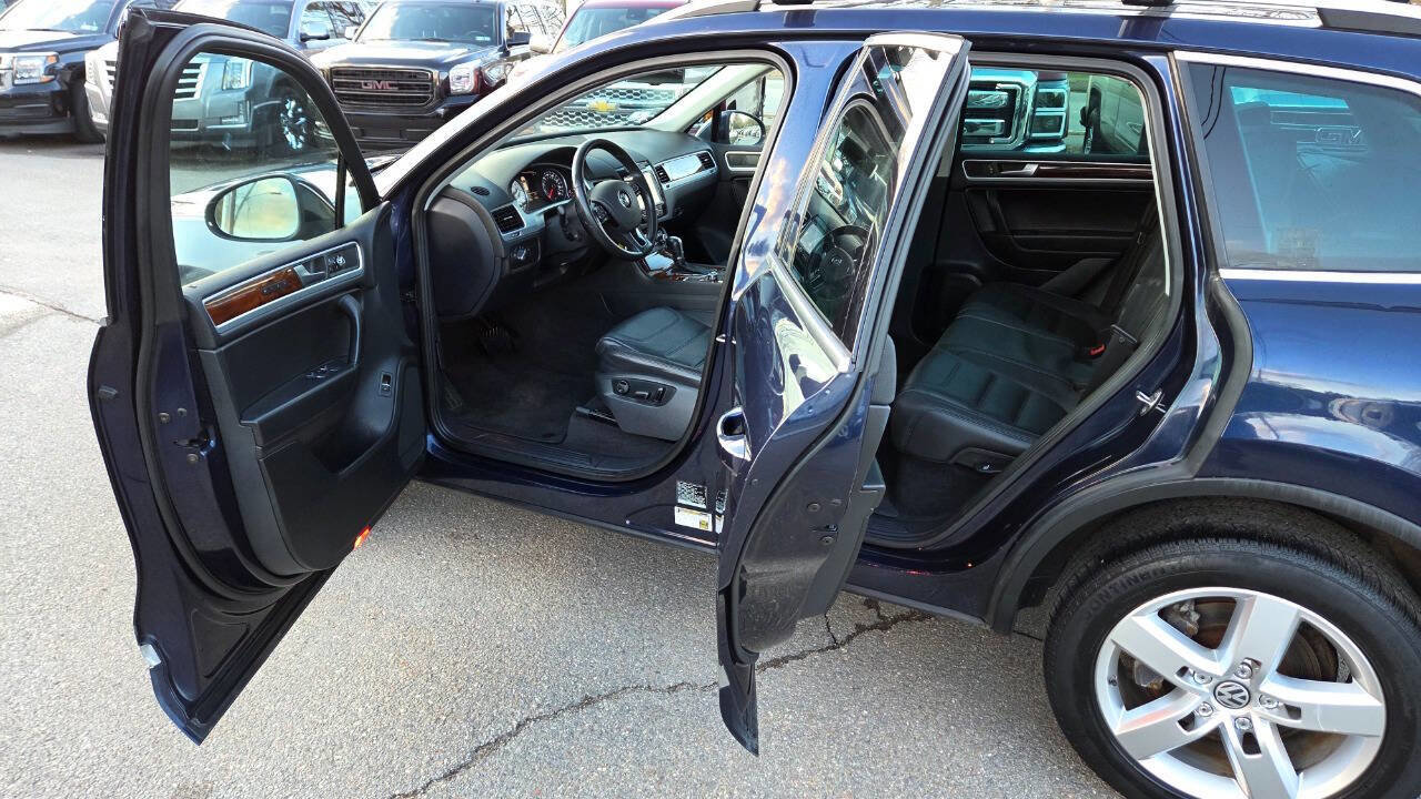 Used 2012 Volkswagen Touareg VR6 image 24