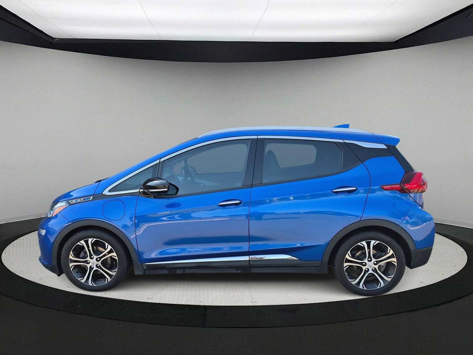 Used 2020 Chevrolet Bolt Premier w/ Infotainment Package FWD image 5