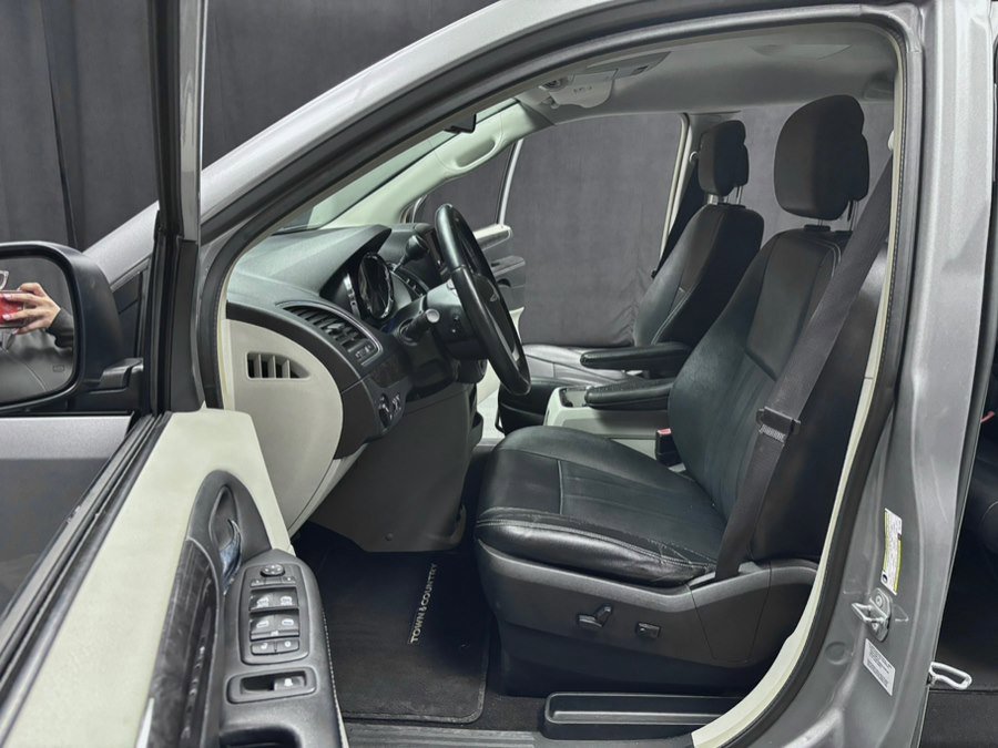 Used 2016 Chrysler Town & Country Touring w/ Driver Convenience Group image 24