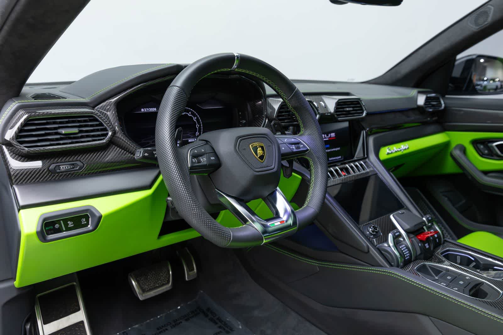 Used 2022 Lamborghini Urus AWD/4WD image 2