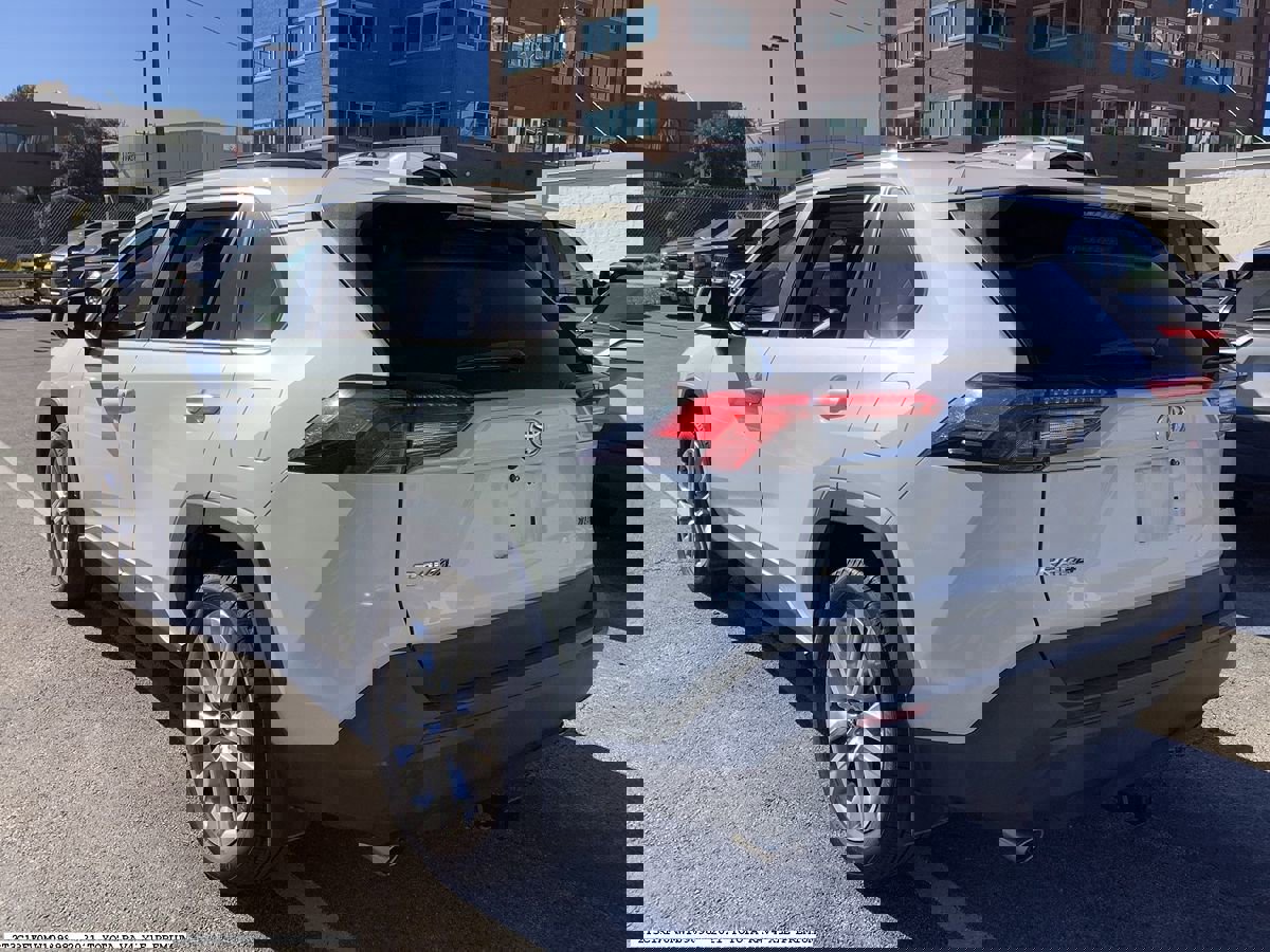 Used 2021 Toyota RAV4 XLE Premium image 5