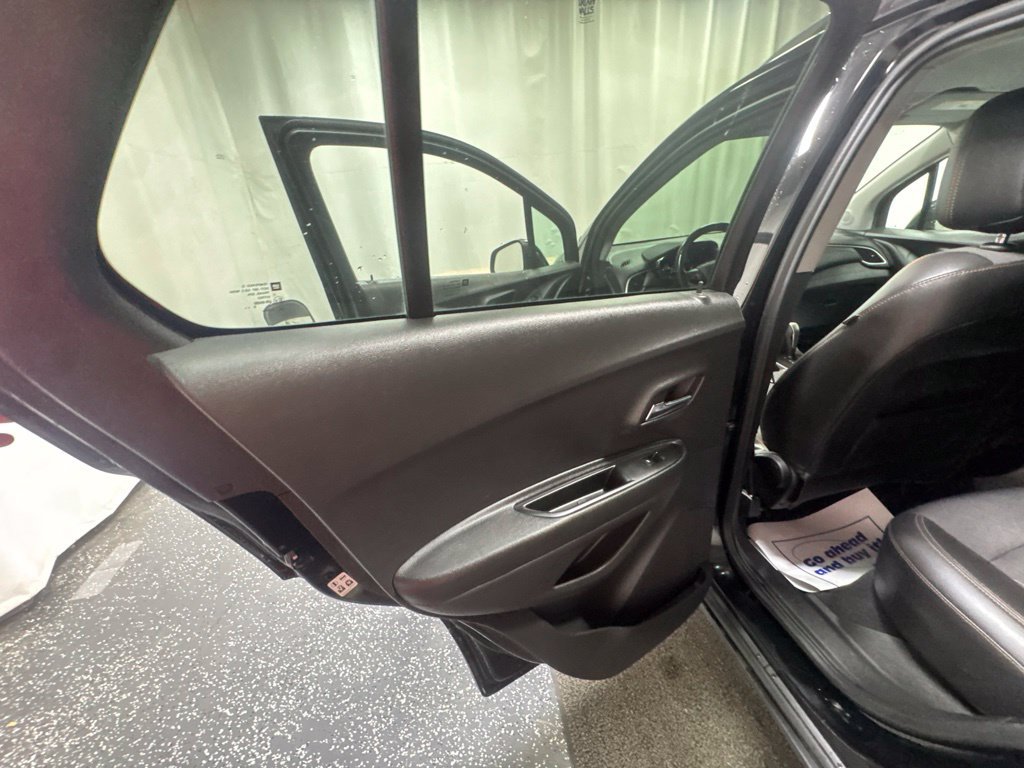 Used 2019 Chevrolet Trax LT w/ LT Convenience Package AWD/4WD image 29