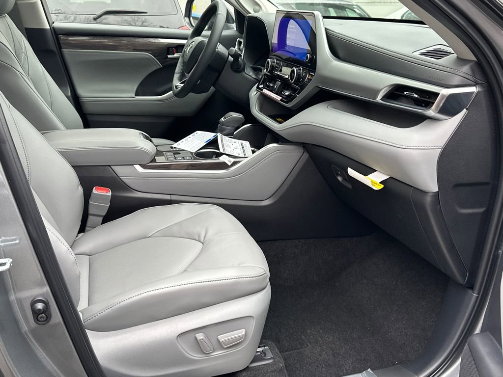 New 2026 Toyota Highlander Platinum image 13