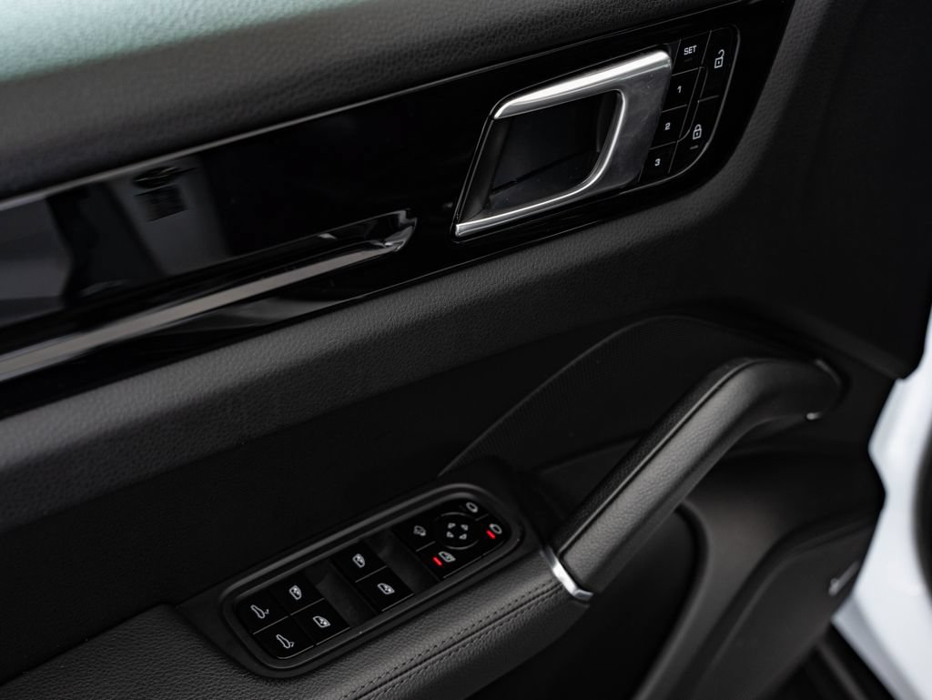 Certified 2020 Porsche Cayenne AWD/4WD image 25