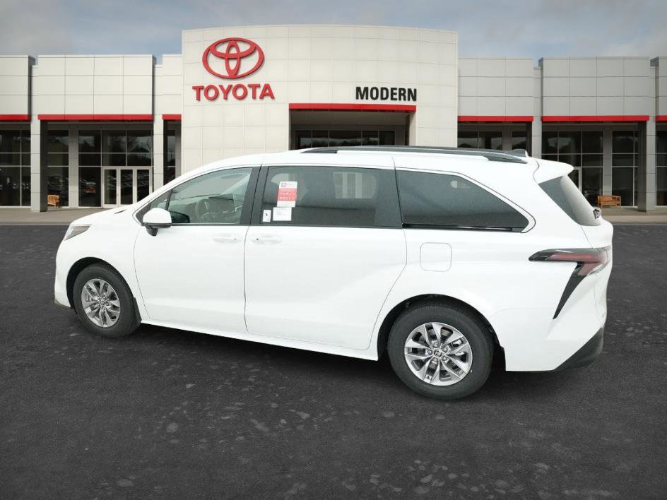 New 2026 Toyota Sienna XLE FWD image 15
