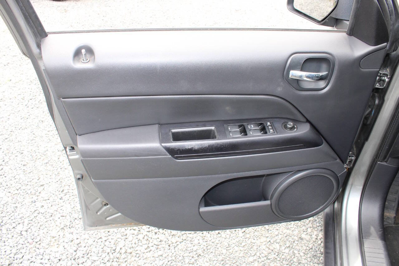 Used 2013 Jeep Patriot Latitude w/ Sun/Sound Group AWD/4WD image 18