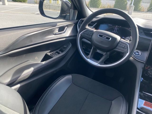 New 2025 Jeep Grand Cherokee Altitude image 32