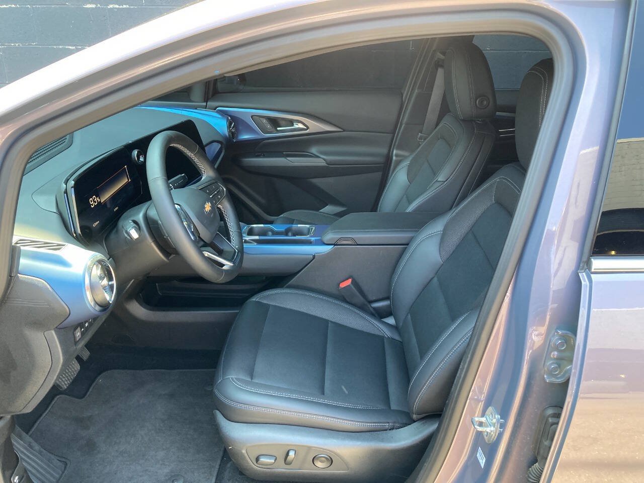 Used 2025 Chevrolet Equinox EV LT FWD image 9