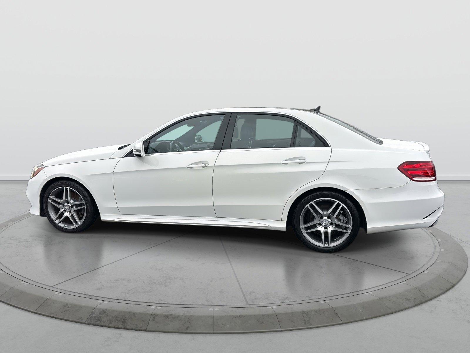 Used 2016 Mercedes-Benz E 350 4MATIC Sedan image 2