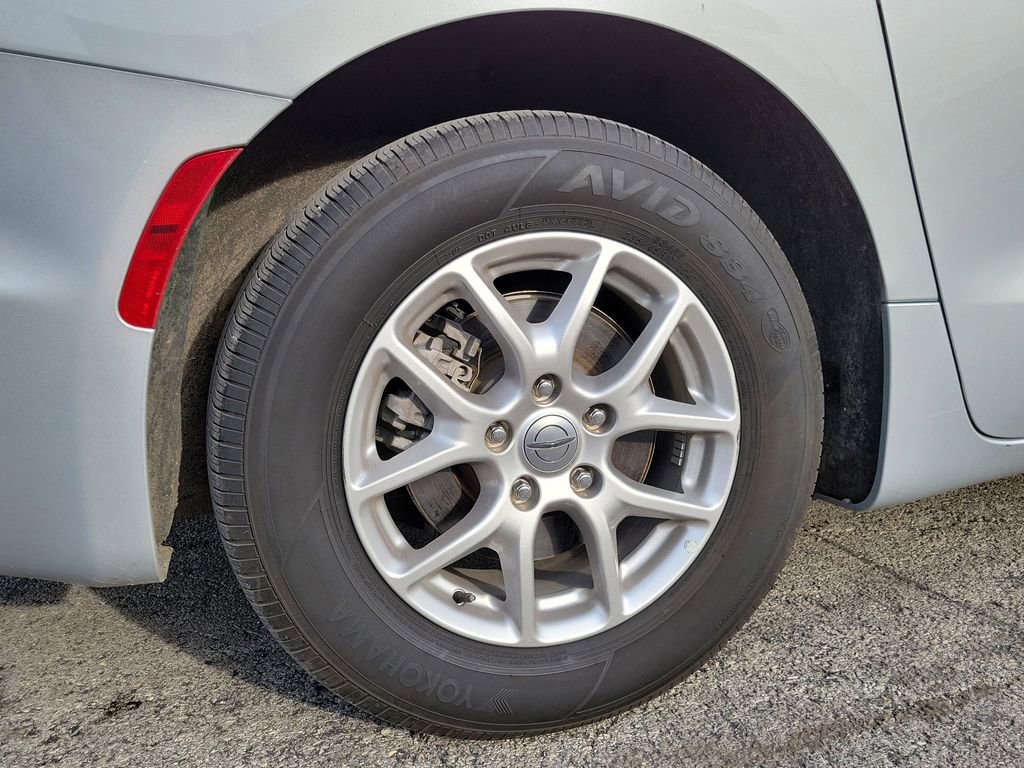 Used 2024 Chrysler Pacifica Touring-L image 5