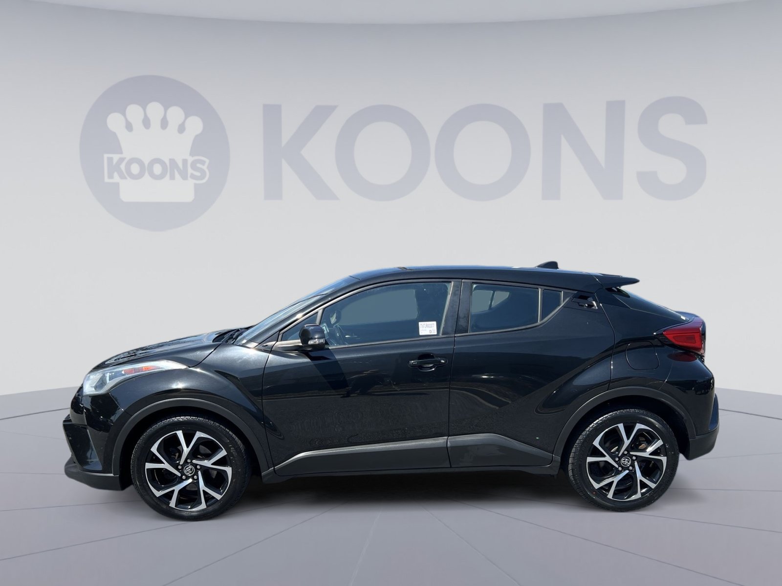 Used 2018 Toyota C-HR XLE FWD image 2