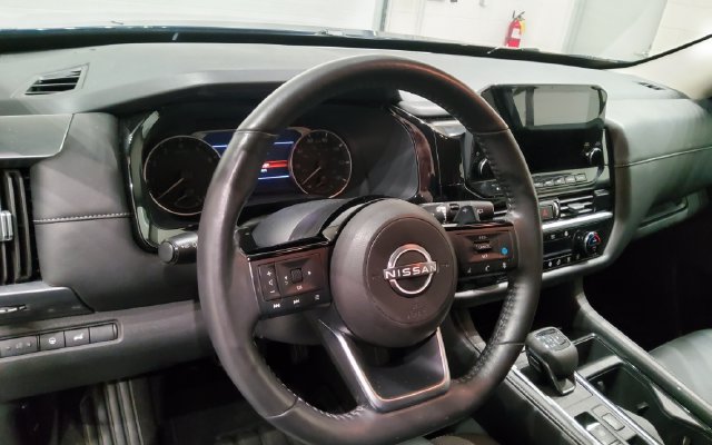 Used 2025 Nissan Pathfinder SL FWD image 32