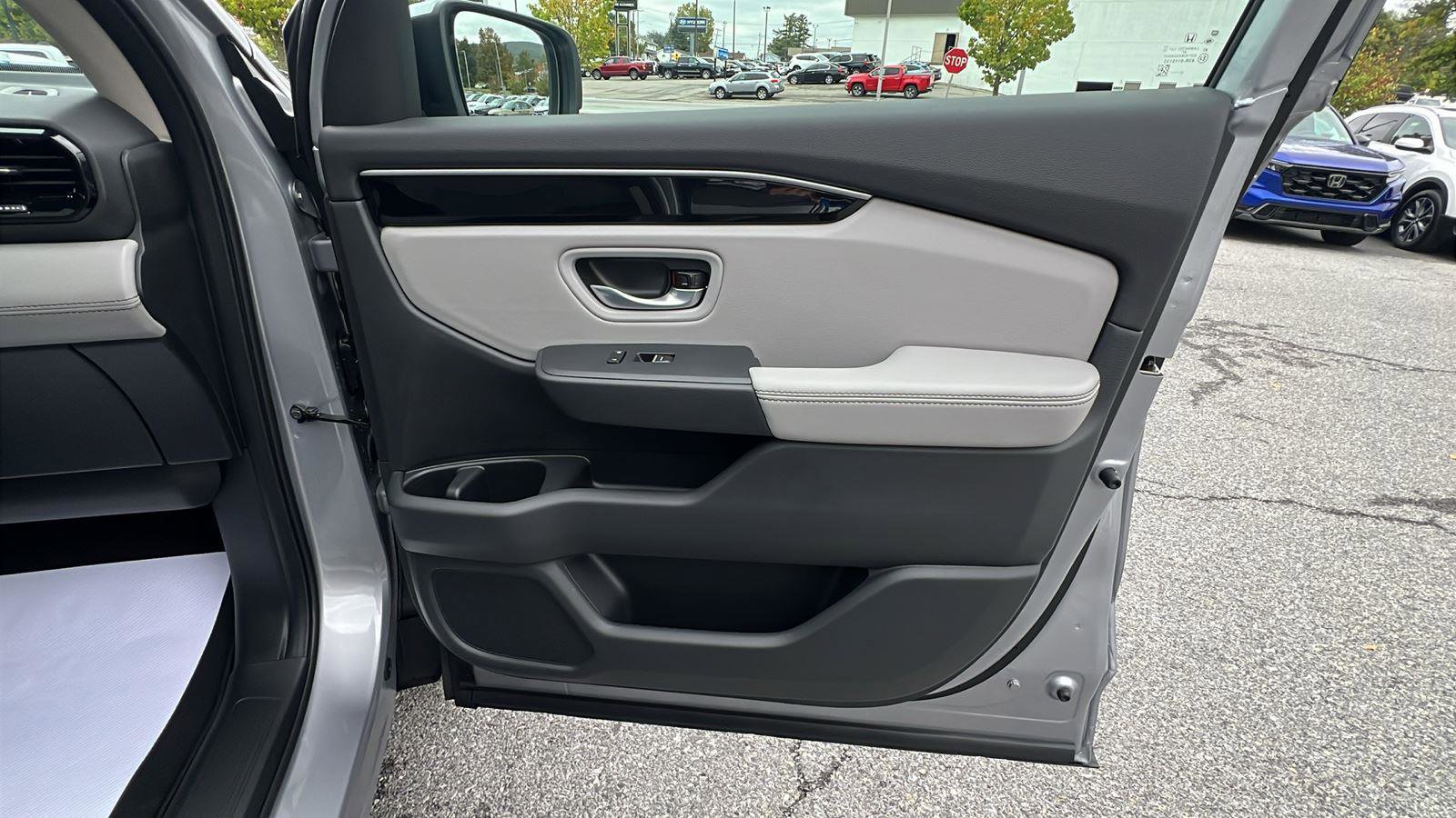 New 2025 Honda Pilot Touring image 12
