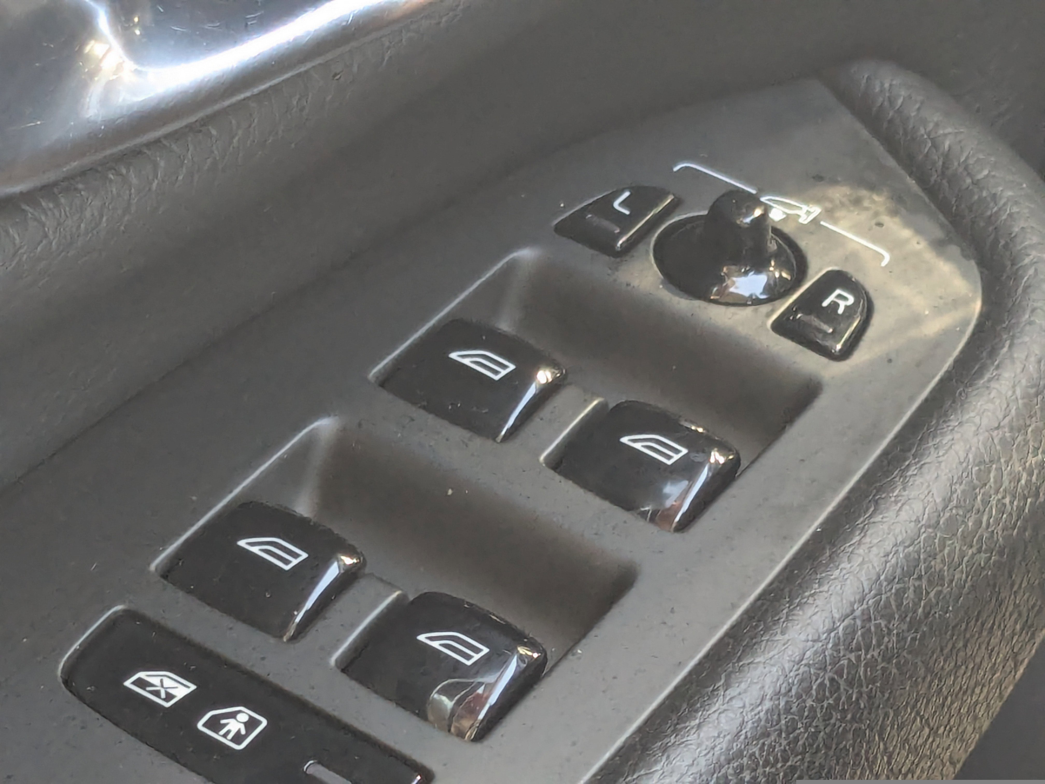 Used 2017 Volvo XC90 T6 Momentum w/ Vision Package image 31