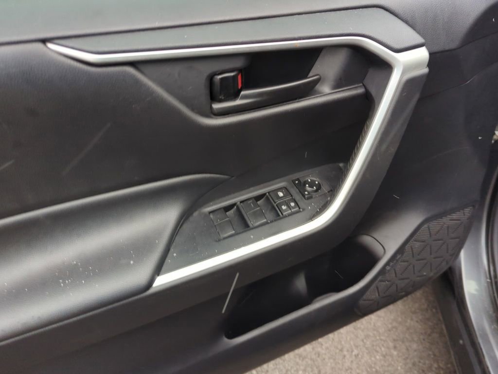 Used 2020 Toyota RAV4 LE image 8