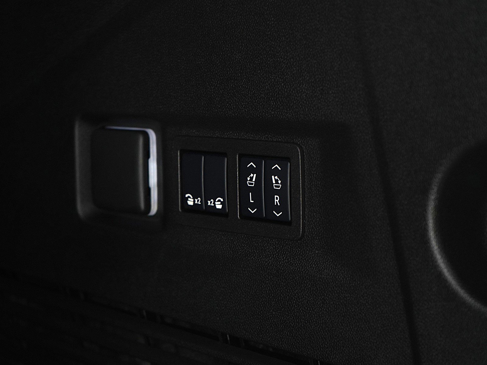 Used 2025 GMC Yukon Denali w/ Sun & Power Step Package image 20