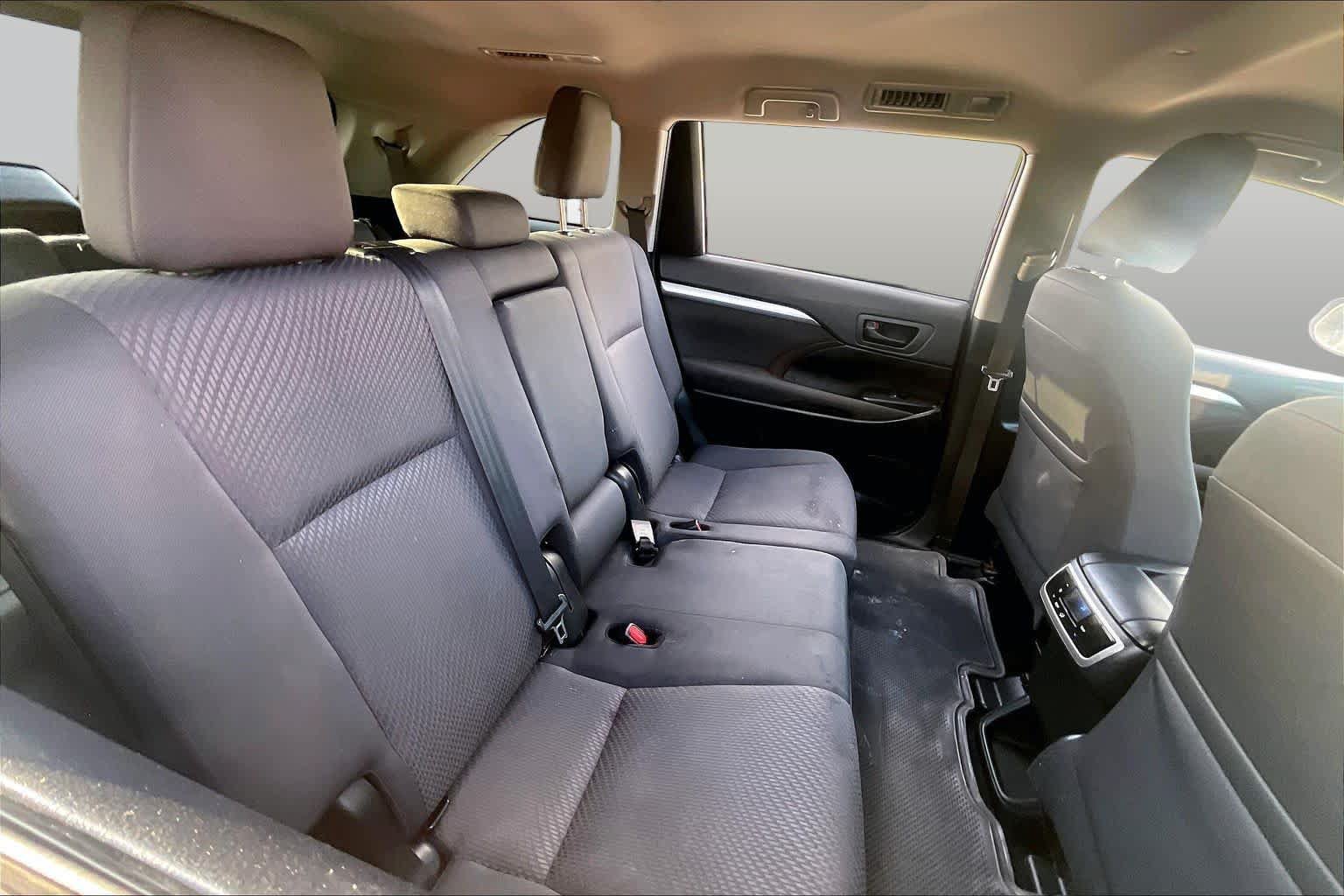 Used 2019 Toyota Highlander LE FWD image 19