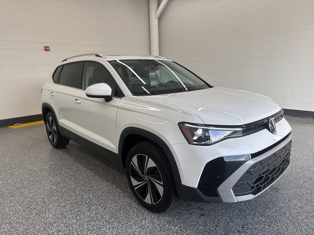 Certified 2025 Volkswagen Taos SE image 5