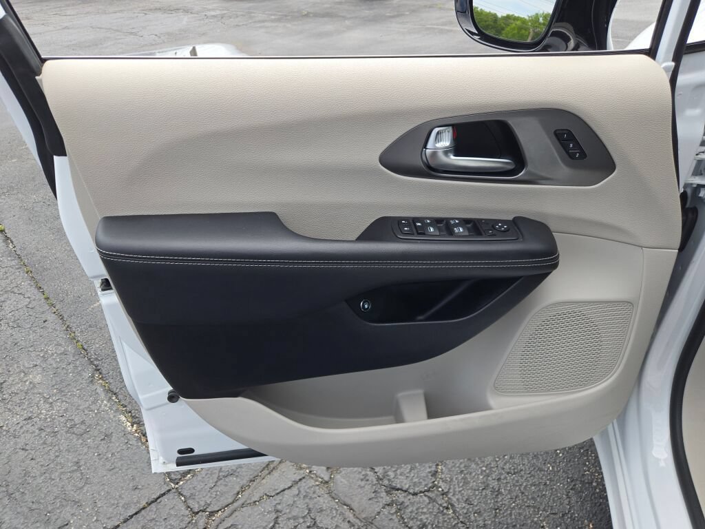 Used 2024 Chrysler Pacifica Limited FWD image 21