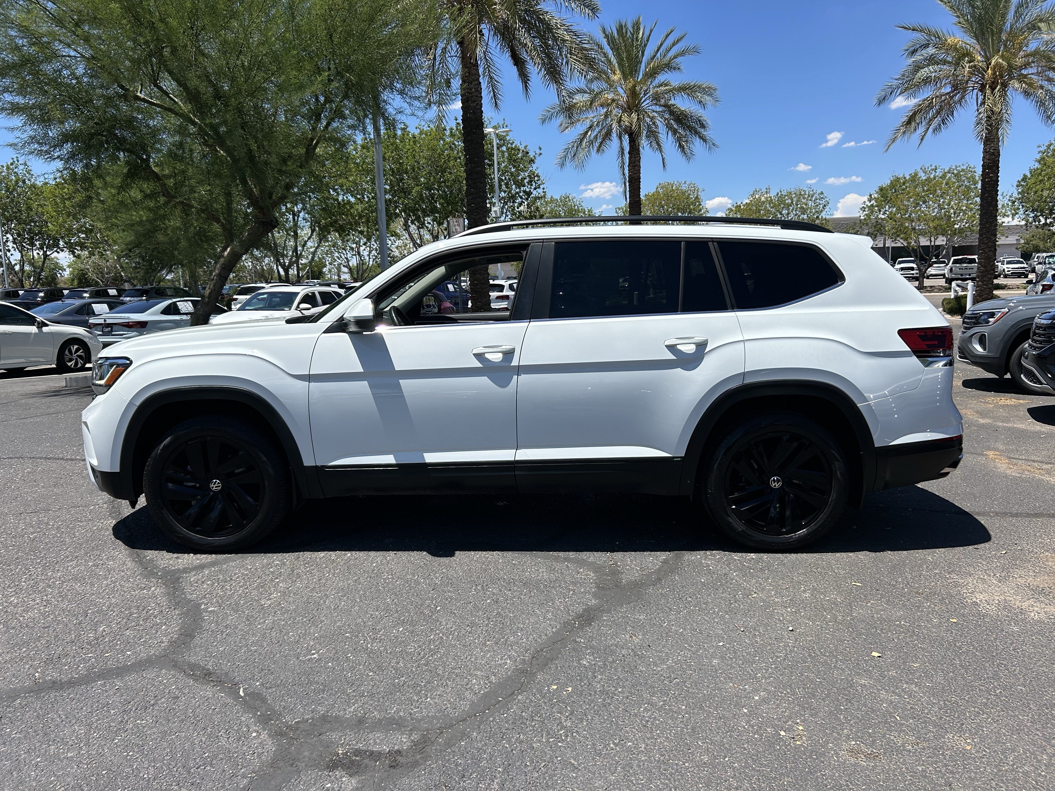 Used 2023 Volkswagen Atlas SE AWD/4WD image 2