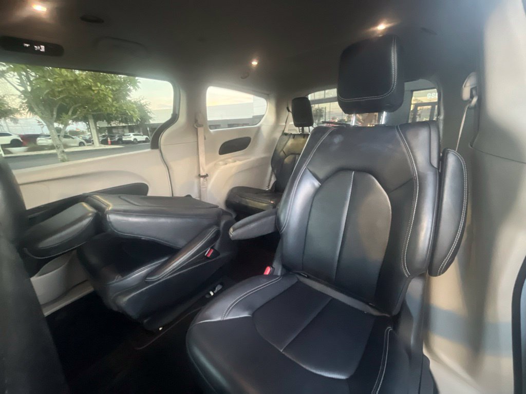 Used 2023 Chrysler Pacifica Touring-L FWD image 15