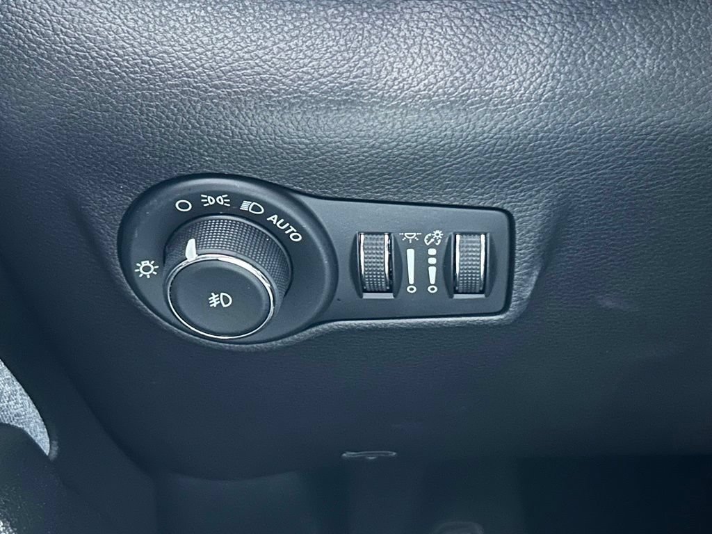 Used 2023 Jeep Compass Latitude w/ Sun and Sound Group AWD/4WD image 20