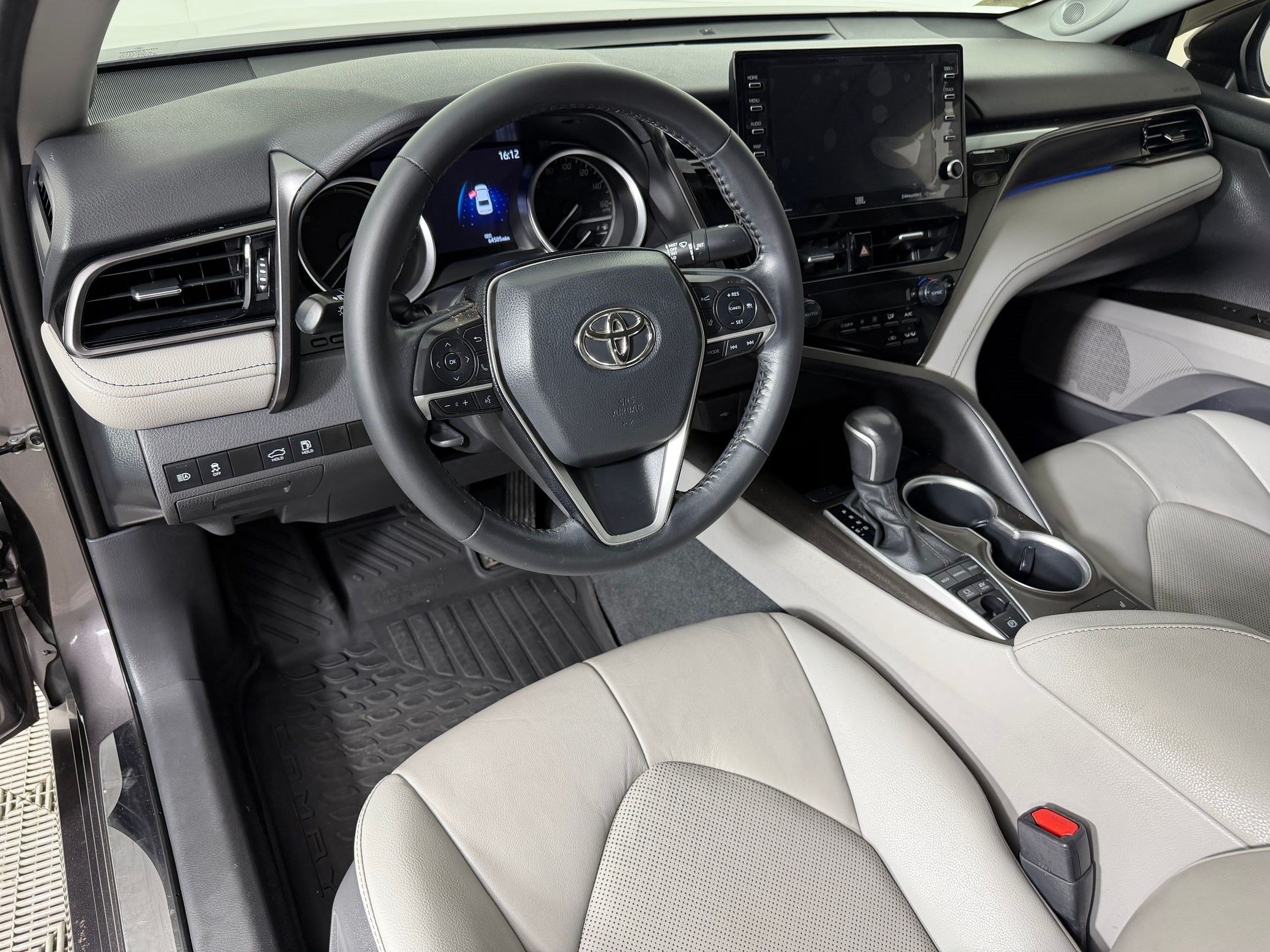 Used 2021 Toyota Camry XLE w/ Navigation Upgrade Package FWD image 4