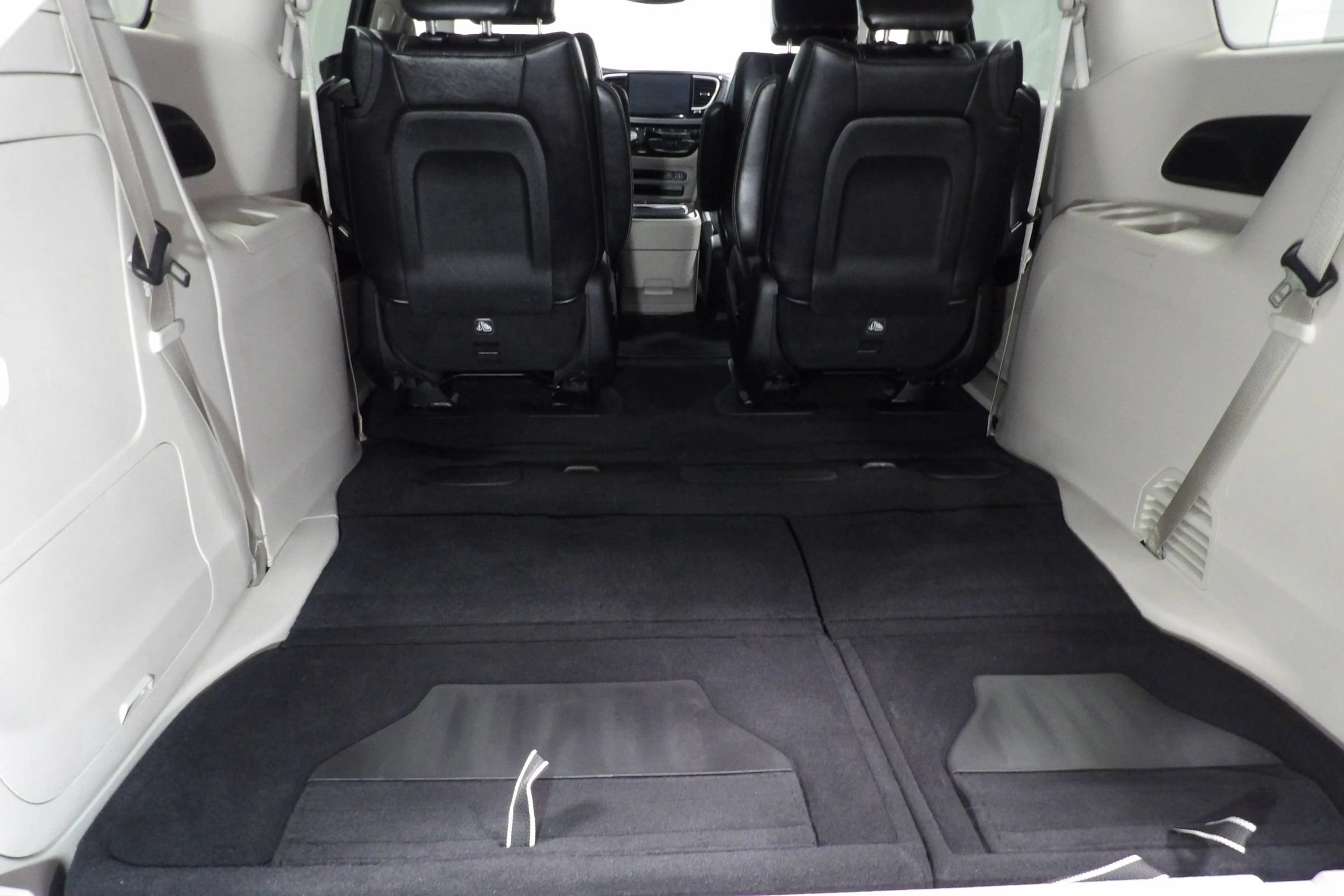 Used 2024 Chrysler Pacifica Limited FWD image 13