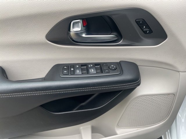 Used 2024 Chrysler Pacifica Touring-L image 18