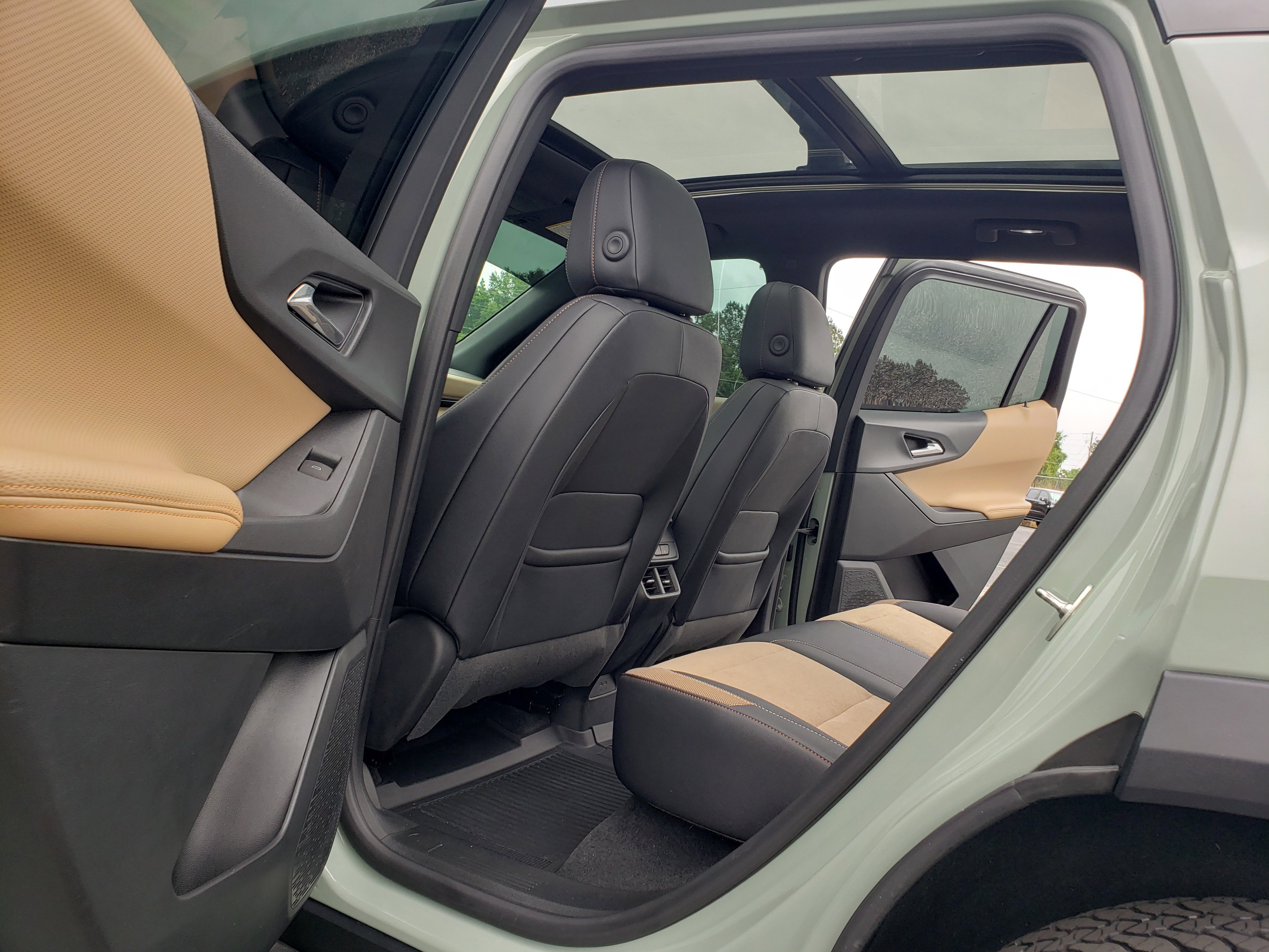 Used 2025 Chevrolet Equinox ACTIV w/ Safety and Technology Package FWD image 35