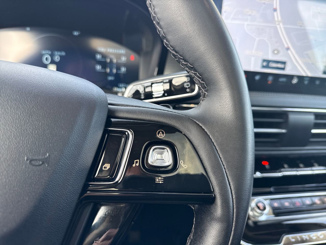 Used 2024 Lincoln Corsair AWD w/ Equipment Group 101A image 28