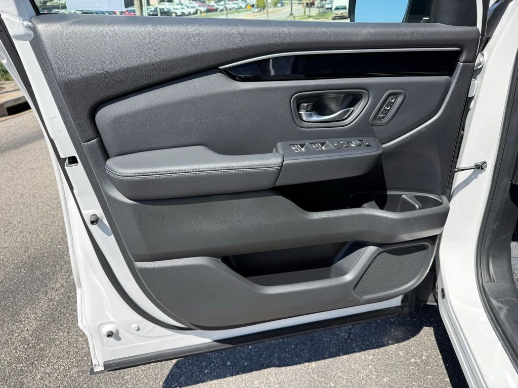 Used 2025 Honda Pilot Touring image 13