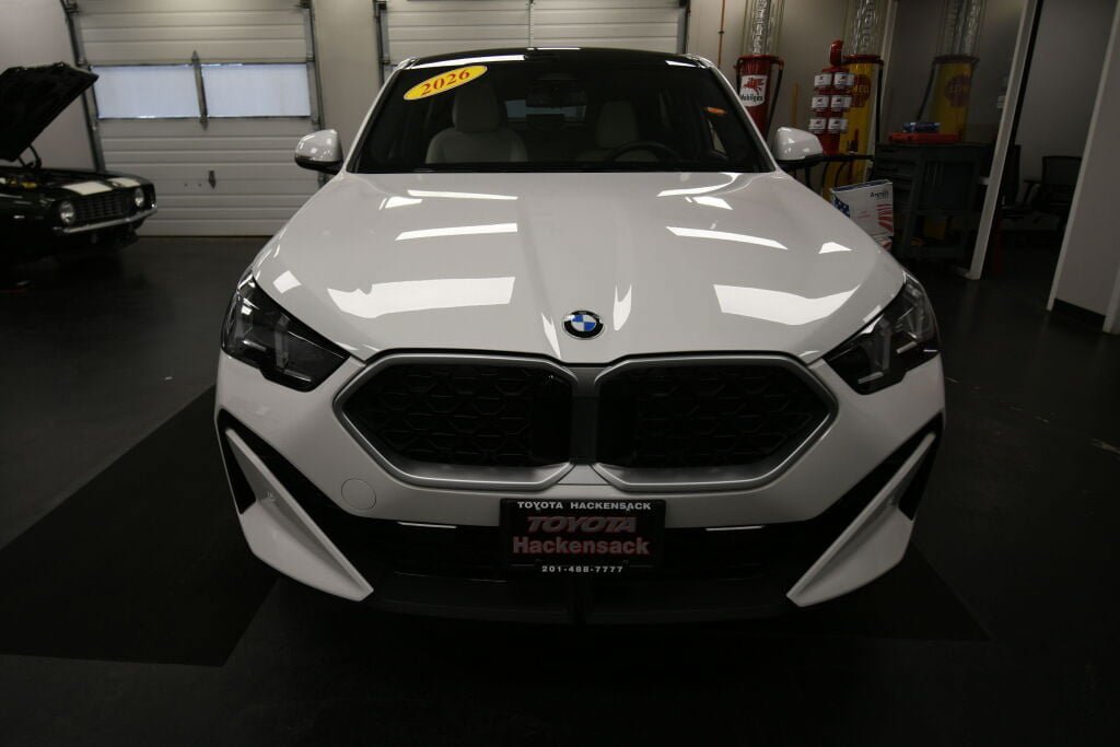 Used 2026 BMW X2 xDrive28i AWD/4WD image 2