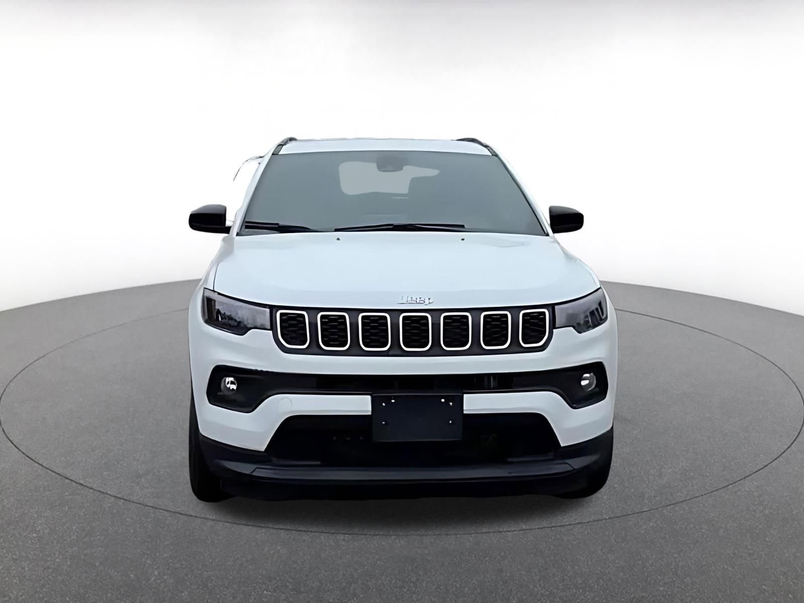 Used 2025 Jeep Compass Latitude AWD/4WD image 4