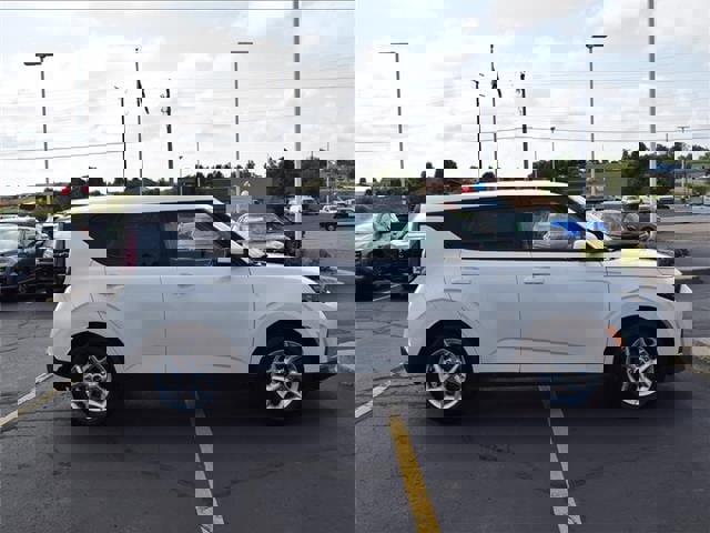 Used 2023 Kia Soul LX w/ LX Technology Package image 4
