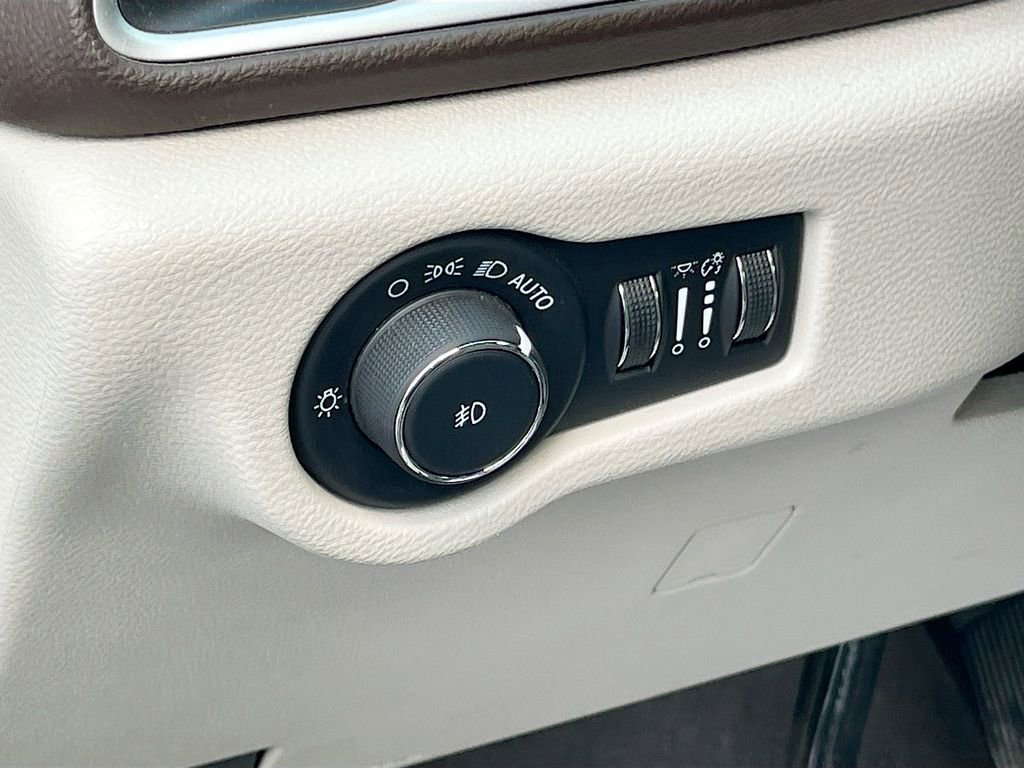 Certified 2020 Chrysler Pacifica Touring image 10