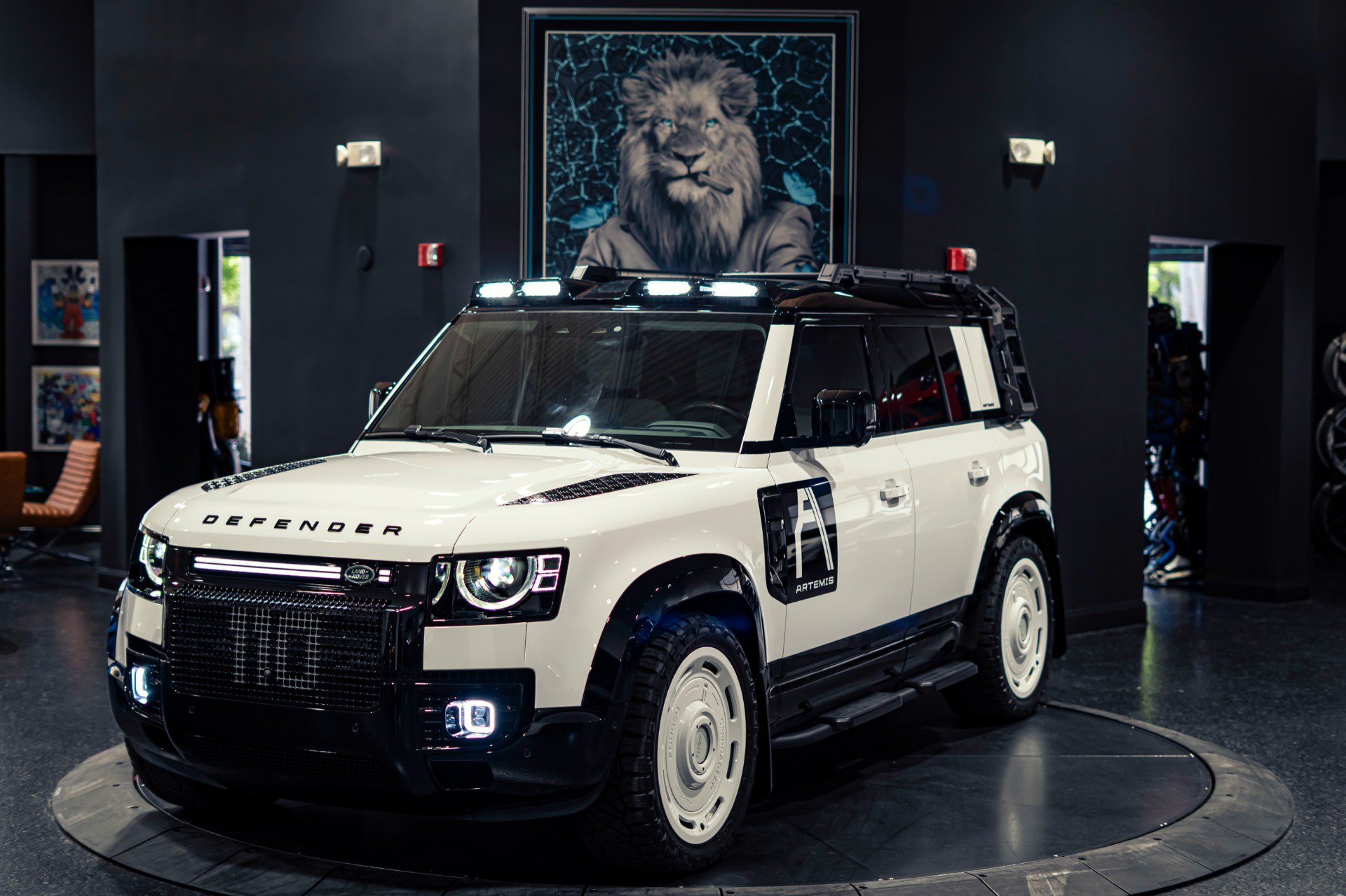 Used 2025 Land Rover Defender 110 X-Dynamic SE AWD/4WD image 1