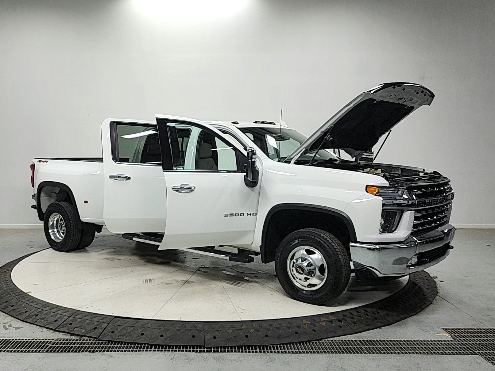 Used 2023 Chevrolet Silverado 3500 LTZ w/ LTZ Convenience Package AWD/4WD image 15